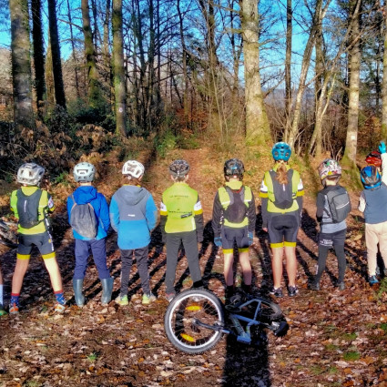 14 décembre 2025 - Eymoutiers - 10km et 240m de D+ vers les singles - 10 enfants et 5 encadrants - L'entrée du single