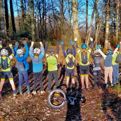 14 décembre 2025 - Eymoutiers - 10km et 240m de D+ vers les singles - 10 enfants et 5 encadrants - L'entrée du single